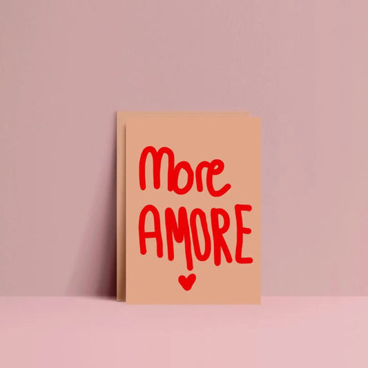Värikäs postikortti tekstillä More Amore.