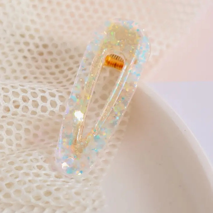 Tuotekuva glitterhiusklipsi läpinäkyvä kolmio.