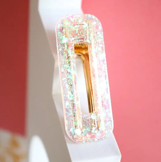 Läpinäkyvä glitterhiusklipsi.