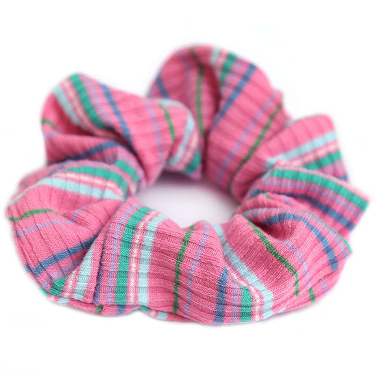 Raidallinen pinkki hiusdonitsi.
