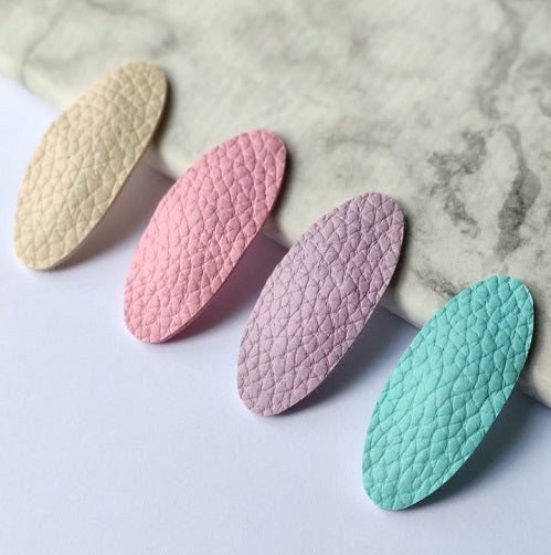 Hiusklipsisetti Candy neljä eriväristä hiusklipsiä pastellinväristä tekonahkaa.