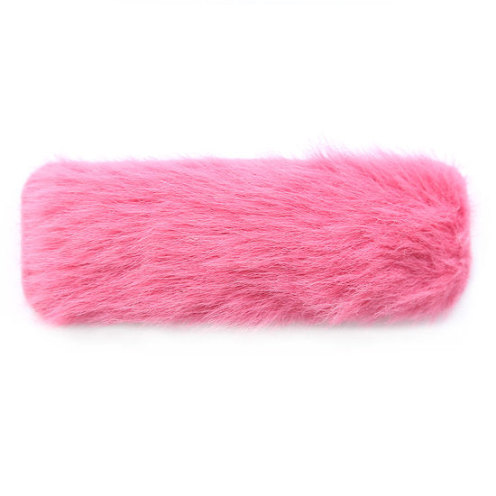 Pörröinen pinkki hiuspinni keinokarvaa.