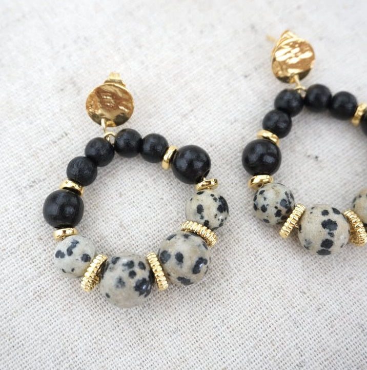Korvakorut Dalmatian jaspis-kivihelmiä ja puuhelmiä 24k.