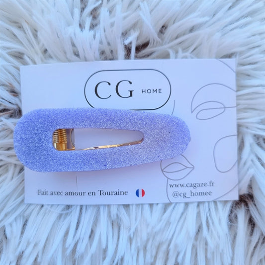 Pastellilila hiusklipsi.