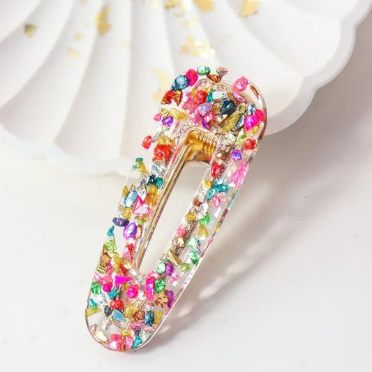 Monivärinen kolmiohiusklipsi.