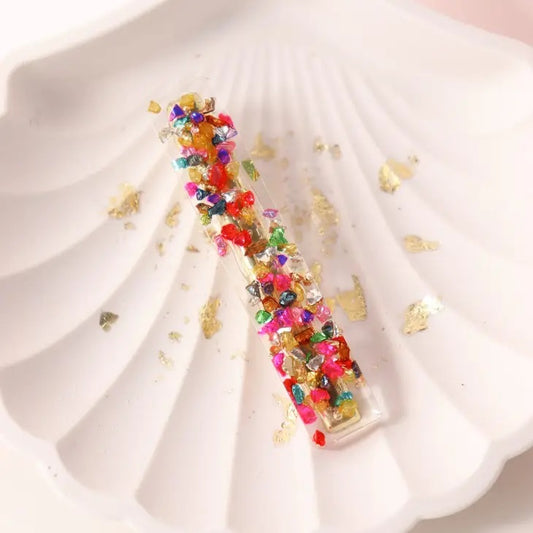 Värikäs hiusklipsi.