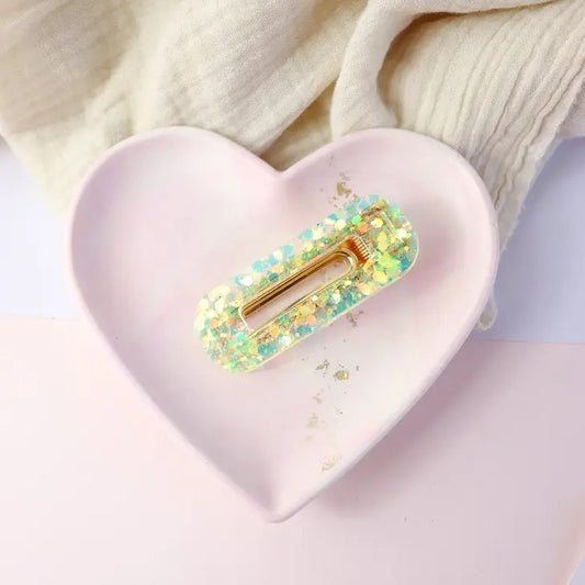 Neonkeltainen glitterhiusklipsi.