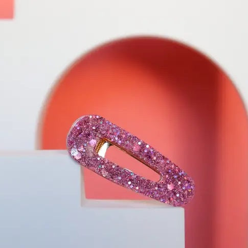 Pinkki glitterhiusklipsi suurella glitterillä.