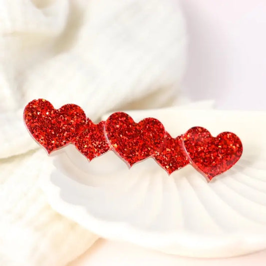 Punainen sydänhiusklipsi.