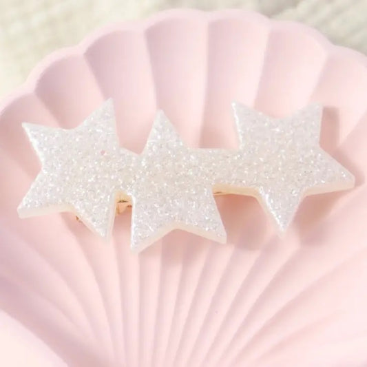 Tähtihiusklipsi alustalla.