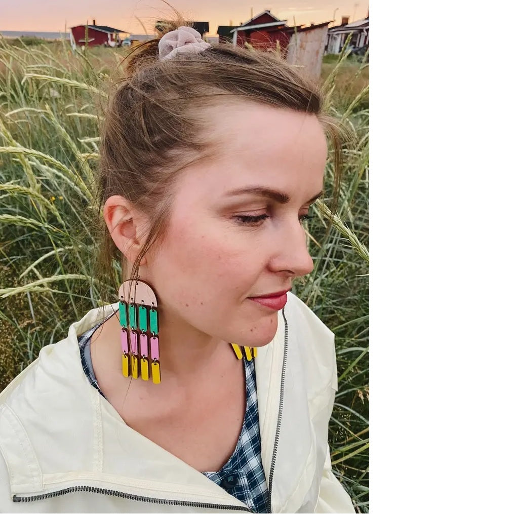 Korvakorut Meduusa pastelli värikkäät korvakorut mallilla.