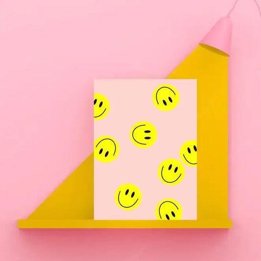 Pinkki postikortti keltaisilla hymynaamoilla. 