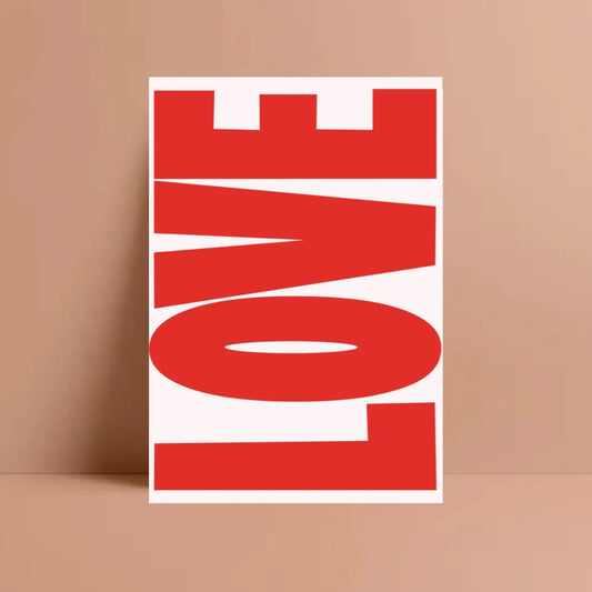 Postikortti suurella Love tekstillä.