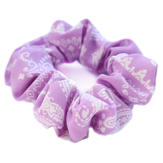 Violetin värinen hiusdonisti paisley-printillä. 